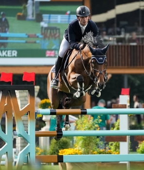 Jack Whitaker cruises to a five-star win in Rome with Izara Des Dames